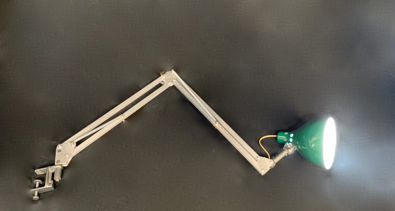 Lampada da tavolo con morsetto estensibile allungabile verde