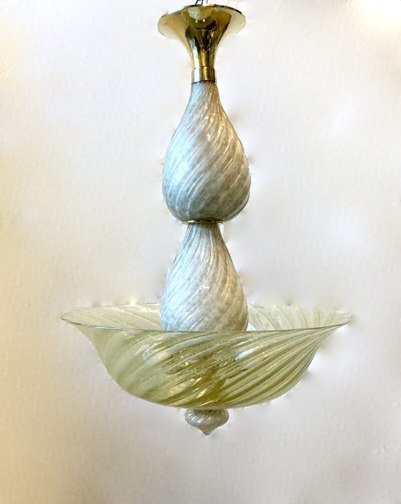 Cesta roccocò; h 81 cm, larg. 55 cm.