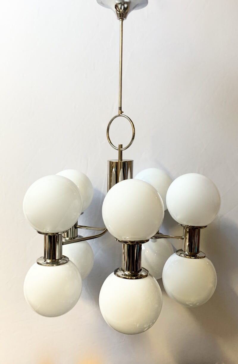 10°luci con palle in lattimo e struttura in cromo; h 91 cm, larg. 60 cm.