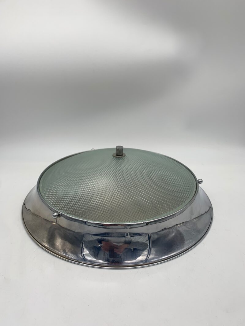 Anello in cromo e vetro stampato a rete; h 14 cm, larg. 38 cm.