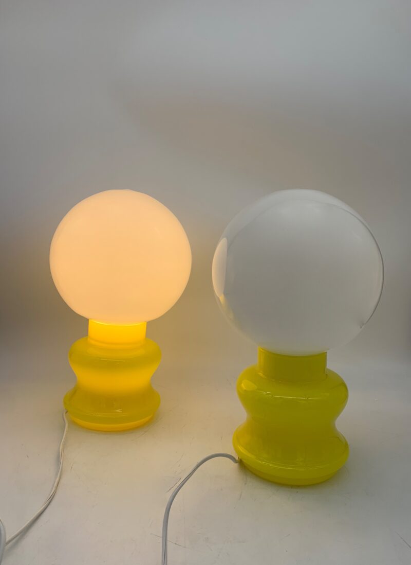 Base in vetro Giallo con palla lattimo; (coppia)h 32 cm, larg. 19 cm.