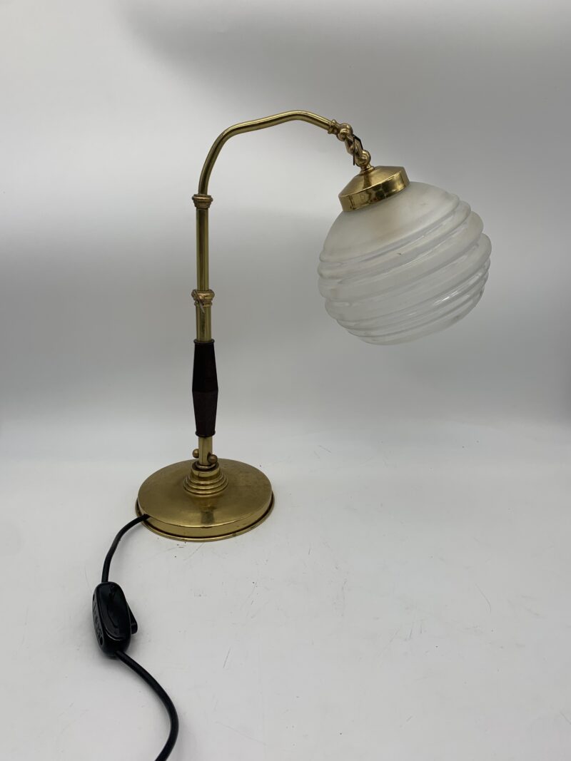 Lampada da tavolo Ministeriale; la parte in ottone ha pochi segni del tempo pur essendo del 1930 circa. Lampada molto bella; la base e il fusto sono in ottone.. allungabile. in mezzo al manico c'è una parte in bachelite anche essa molto bella. Il vetro è in parte sabbiato e trasparente; ha una piccola venatura. Impianto elettrico nuovo con portalampada e27. Volendo si possono utilizzare le lampadine al led. Se siete interessati a comprarla o se volete farci delle domande contattateci pure, saremo a vostra disposizione. Dimensioni Altezza 40 cm Larghezza 15 cm profondità 30 cm Per più informazioni potete veder il nostro sito con le offerte del mese. Su richiesta possiamo lasciare il certificato di GARANZIA della nostra ditta. Per estero costo spedizione a parte, tutti i nostri pezzi son imballati da personale qualificato, con materiale adeguato e sarà usata la massima attenzione. SE SARETE INTERESSATI per ulteriori domande CONTATTATECI SU neri-lampade@libero.it opp whats 3468032925 per saperne di più potete anche veder il nostro sito www.nerilampade.com Cordiali saluti Neri