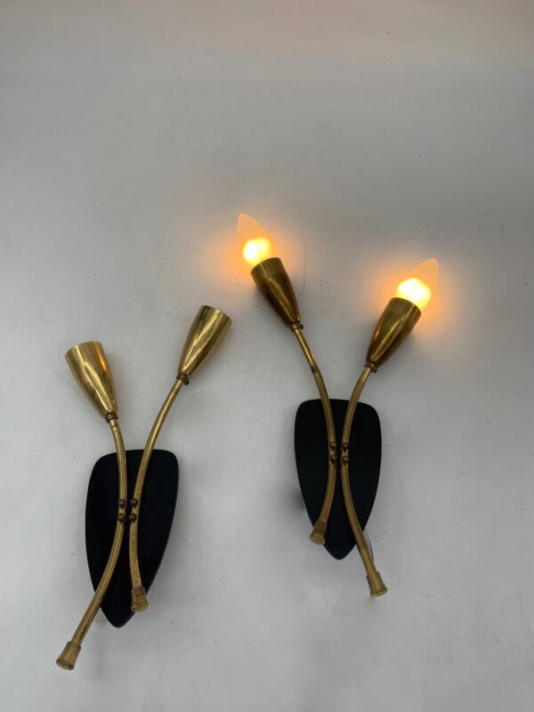 2 luci, base nera con steli in ottone; (coppia) h 32 cm, largh 17 cm, spess. 10 cm.