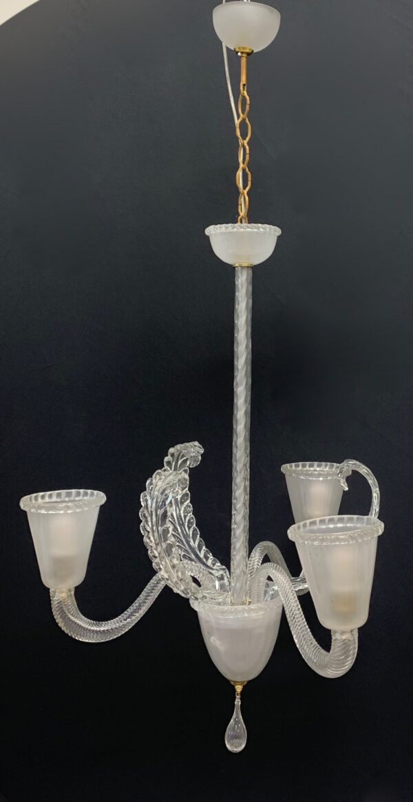 3 luci cristallo satinato; h 86 cm (con allung. 124 cm) larg. 66 cm