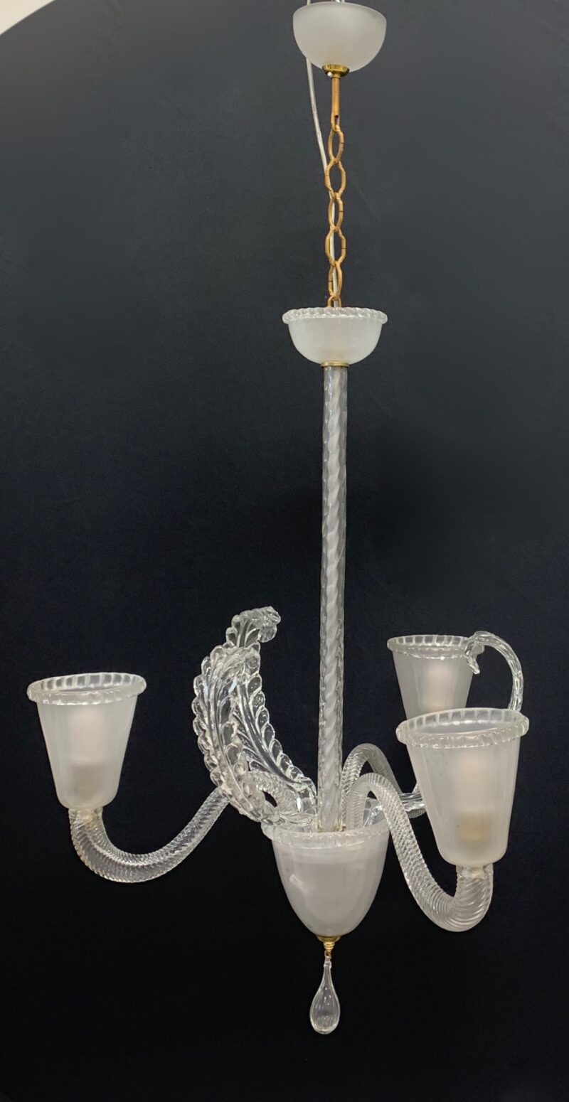 3 luci cristallo satinato; h 86 cm (con allung. 124 cm) larg. 66 cm