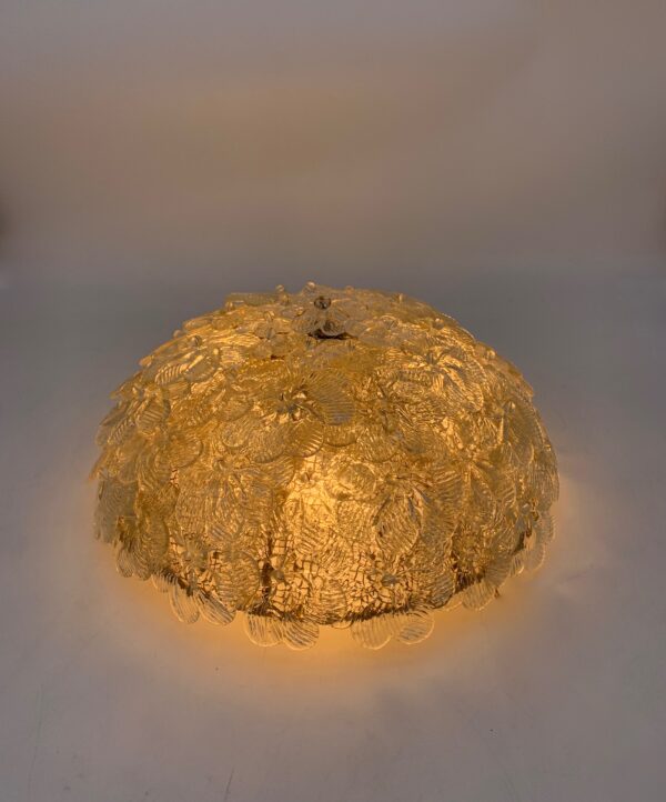 Cesta oro con fiorellini cristallo e foglia oro; h 16 cm, larg. 33 cm.